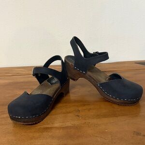 Sangrens Handmade Swedish Wood Stylish Black Women's Clogs Size 6.5